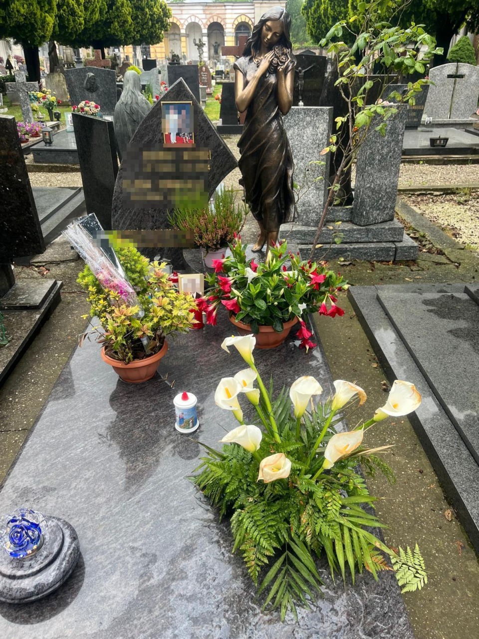 Predoni scatenati: razziate le tombe del cimitero