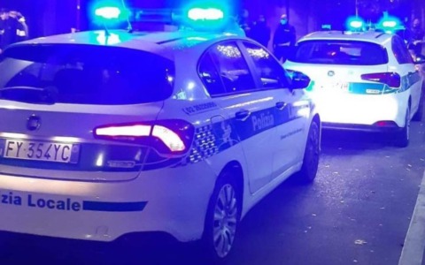 Ruba l’auto a un disabile, 53enne intercettato dalla Polizia Locale: denunciato anche per droga