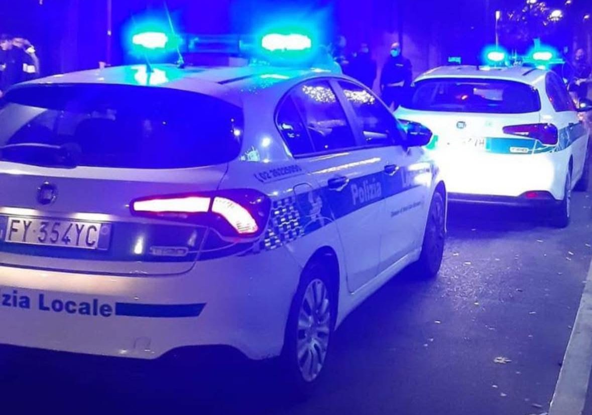 Ruba l’auto a un disabile, 53enne intercettato dalla Polizia Locale: denunciato anche per droga