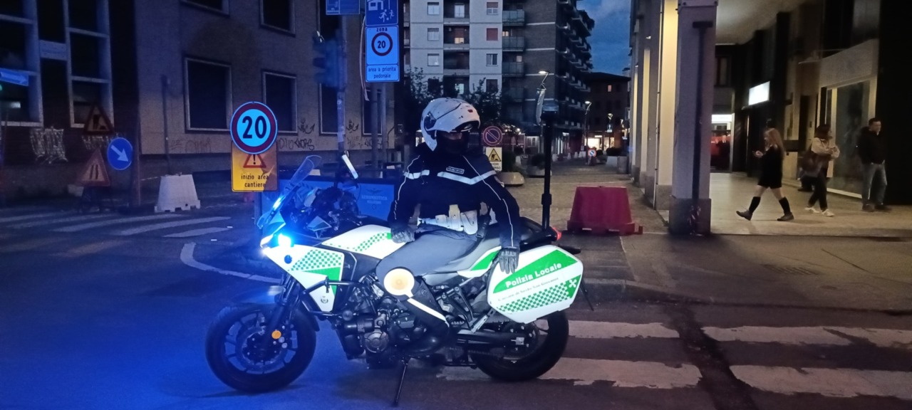 In auto con sigarette elettroniche illegali alla cannabis, cocaina e contanti: denunciato 25enne
