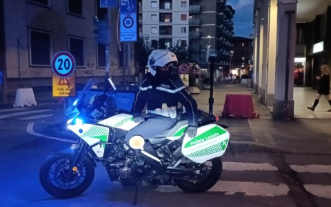 In auto con sigarette elettroniche illegali alla cannabis, cocaina e contanti: denunciato 25enne