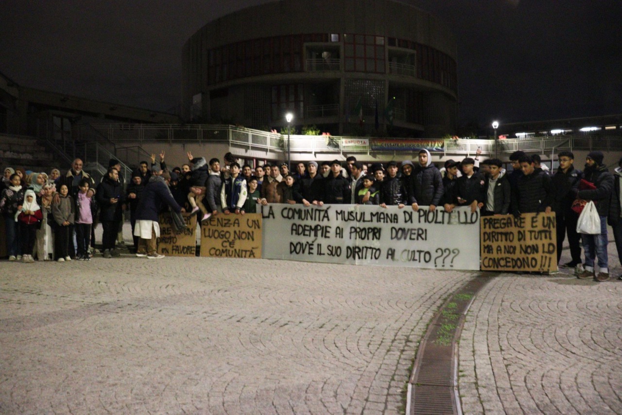 “Dateci un luogo dove pregare”: manifestazione pacifica dei musulmani di fronte al Municipio