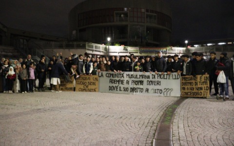 “Dateci un luogo dove pregare”: manifestazione pacifica dei musulmani di fronte al Municipio