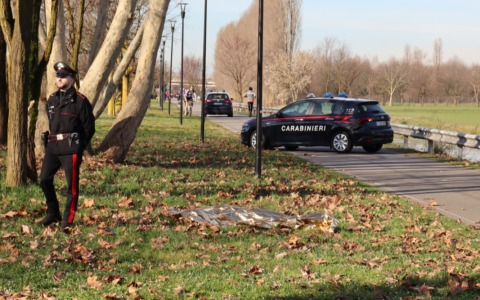 I sommozzatori ripescano un cadavere dalle acque del Naviglio Martesana