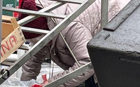 La povertà nascosta nei piccoli paesi: al mercato di Rivolta d’Adda chi cerca cibo tra gli scarti