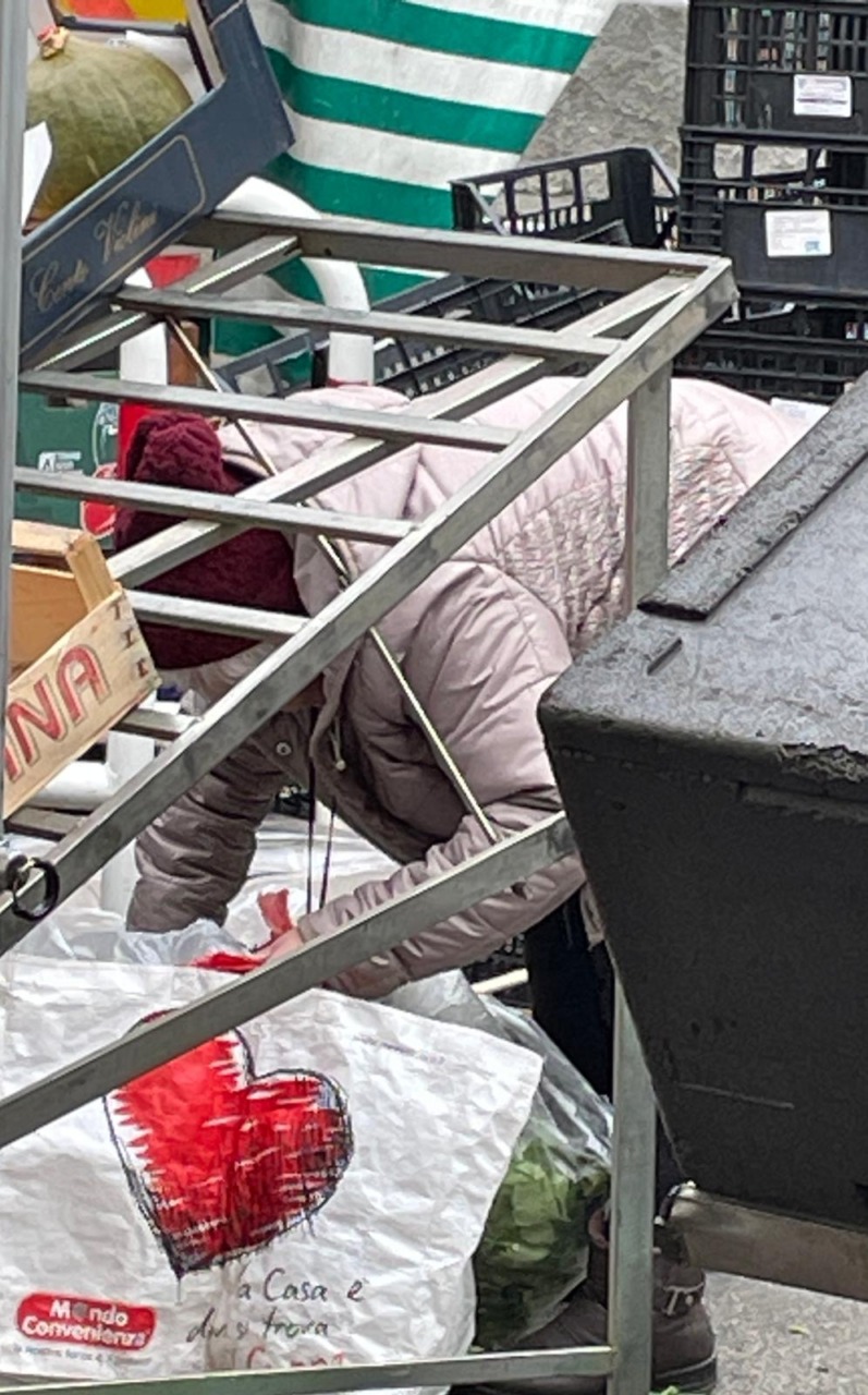 La povertà nascosta nei piccoli paesi: al mercato di Rivolta d’Adda chi cerca cibo tra gli scarti