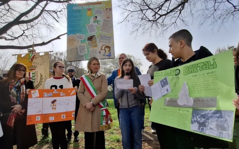 Gli studenti di Pioltello “adottano” i parchi: una nuova targa per i Giusti