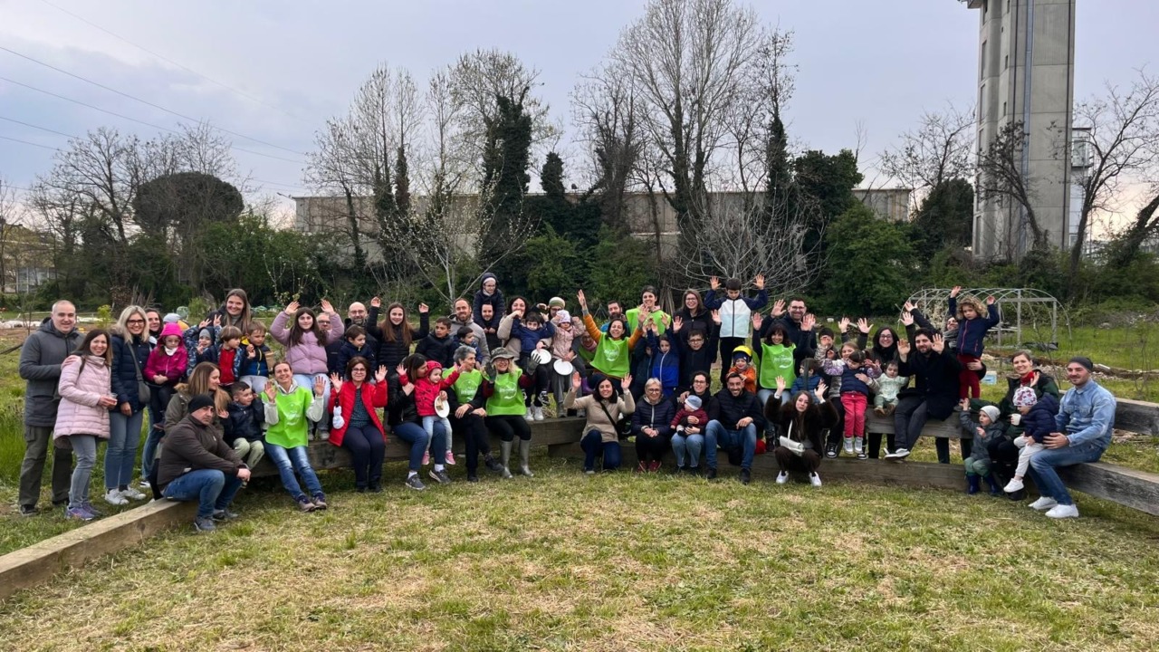 Colori, natura e sorrisi: a Vignate è sbocciata la primavera grazie ai volontari dell’Orto condiviso