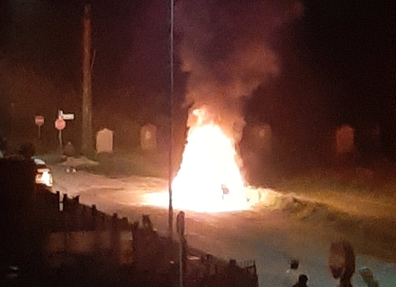 Auto prende fuoco mentre è in marcia: il conducente scende appena in tempo