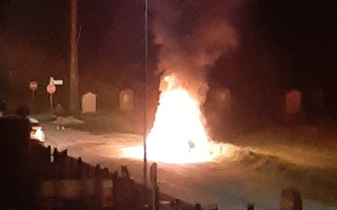 Auto prende fuoco mentre è in marcia: il conducente scende appena in tempo