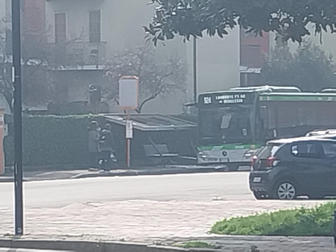 Autobus travolge una pensilina, salva la persona che lo stava aspettando