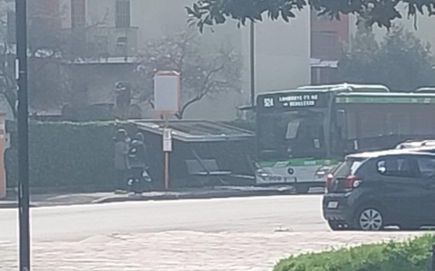 Autobus travolge una pensilina, salva la persona che lo stava aspettando