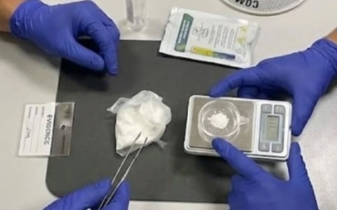 Guidava sotto effetto di droga e con la cocaina in auto: arrestato