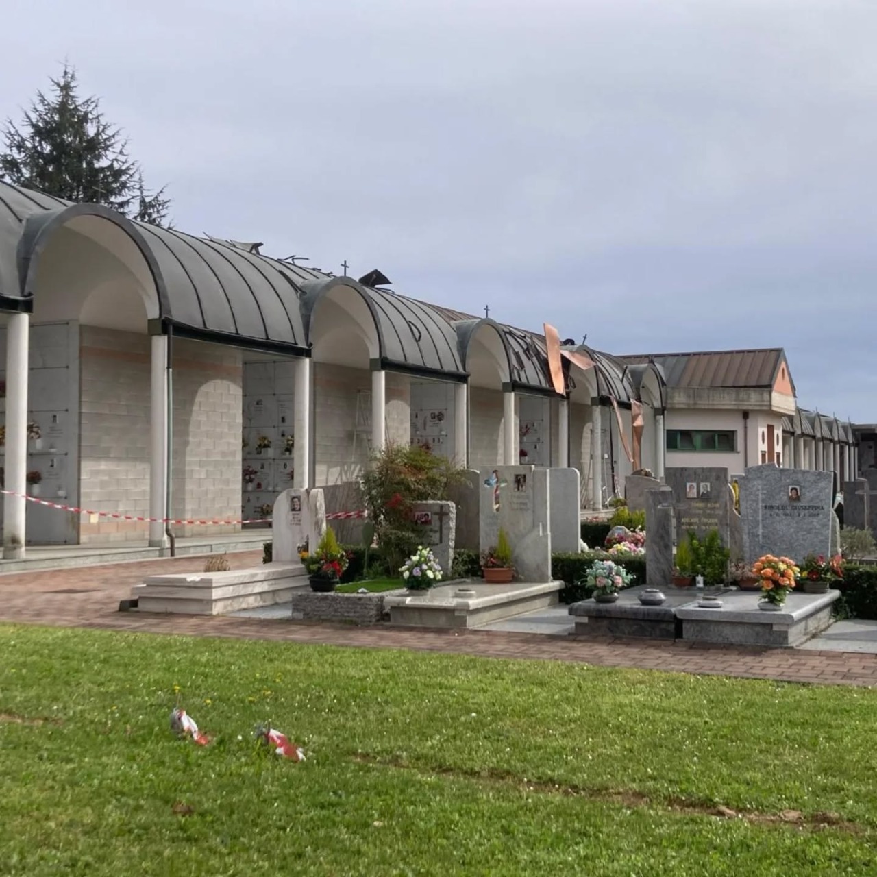 Forte vento in Martesana: scoperchiato il cimitero di Carugate, allerta telefonica a Cologno Monzese