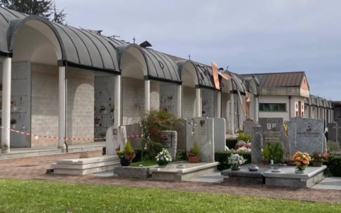 Forte vento in Martesana: scoperchiato il cimitero di Carugate, allerta telefonica a Cologno Monzese