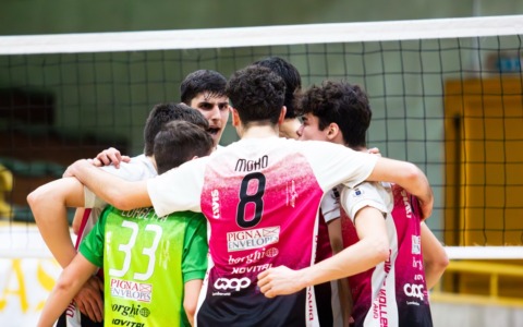 I giovani Diavoli rosa perdono contro la capolista, ma  la partita è da applausi