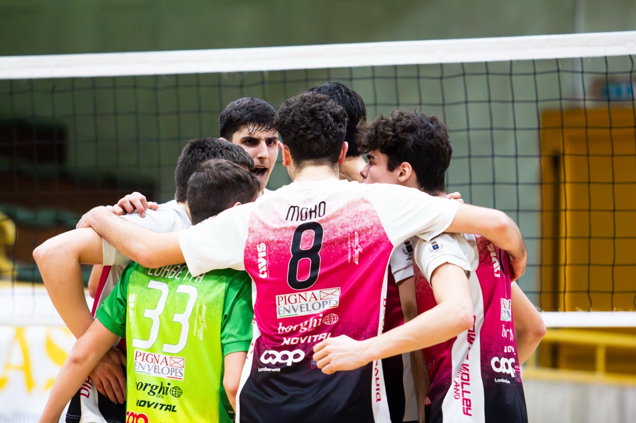 I giovani Diavoli rosa perdono contro la capolista, ma  la partita è da applausi