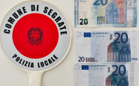 Tenta di pagare la spesa con soldi falsi: denunciato un uomo