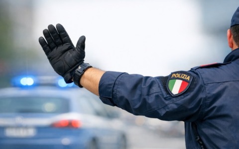 Travolge un agente di Polizia e scappa, preso il pirata della strada