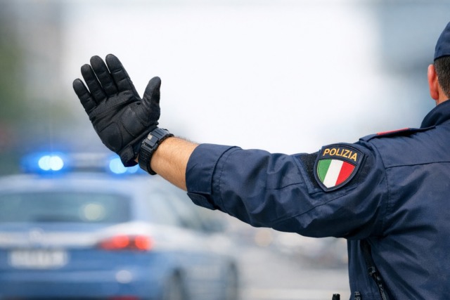 Travolge un agente di Polizia e scappa, preso il pirata della strada
