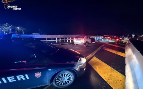 Fuggono all’alt dei Carabinieri: la folle corsa finisce per un blocco del traffico sulla Paullese