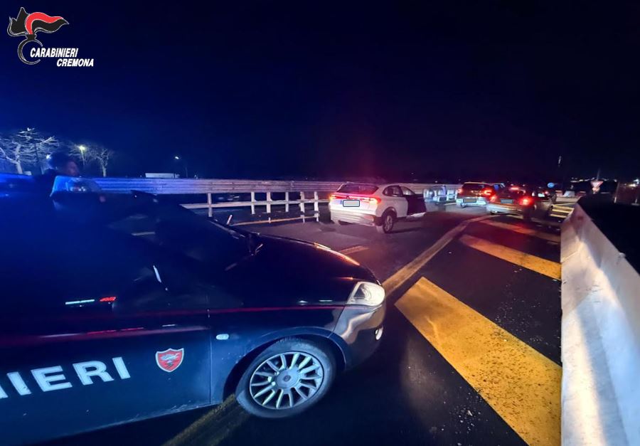Fuggono all’alt dei Carabinieri: la folle corsa finisce per un blocco del traffico sulla Paullese