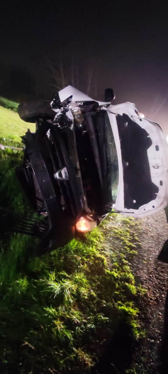 Alza il gomito, perde il controllo del furgoncino e va a sbattere contro un camion