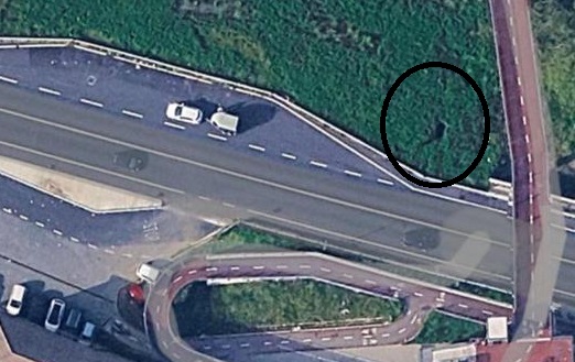 Voragine accanto alla tangenziale. E’ talmente profonda che è visibile dal cielo