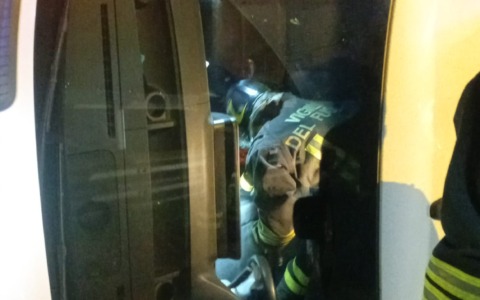 Mobilitazione dei mezzi di soccorso per un ribaltamento sulla Rivoltana