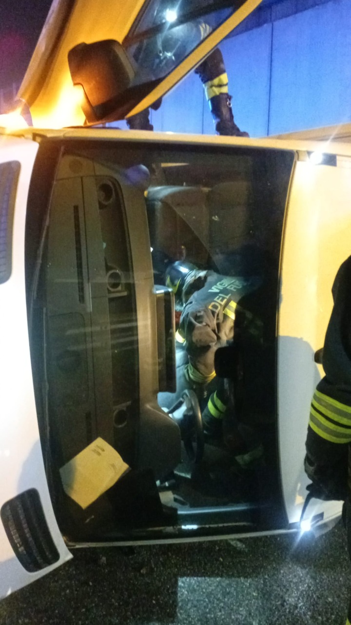 Mobilitazione dei mezzi di soccorso per un ribaltamento sulla Rivoltana