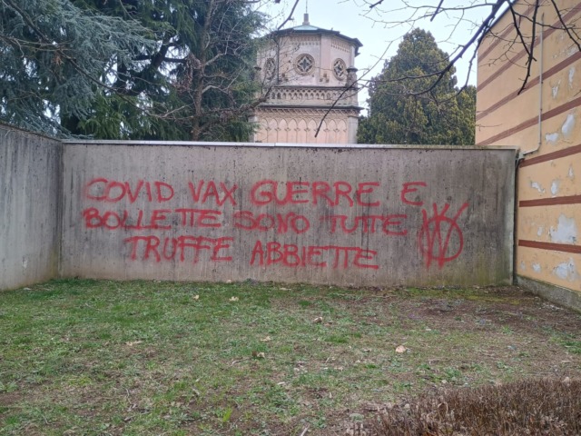 Blitz dei No vax al cimitero di Inzago