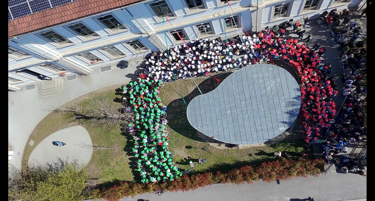 Un omaggio a Verdi e all’Italia col tricolore: i bambini colorano il giardino della scuola