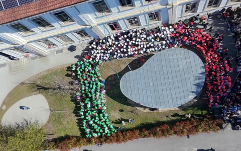 Un omaggio a Verdi e all’Italia col tricolore: i bambini colorano il giardino della scuola