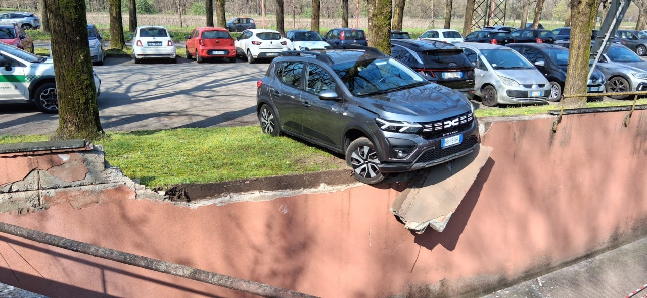 Sbaglia a mettere la marcia e l’auto rischia di precipitare dalla rampa