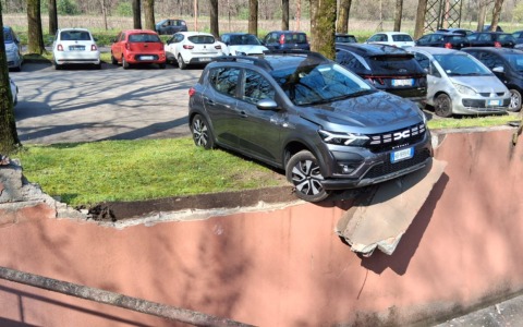 Sbaglia a mettere la marcia e l’auto rischia di precipitare dalla rampa