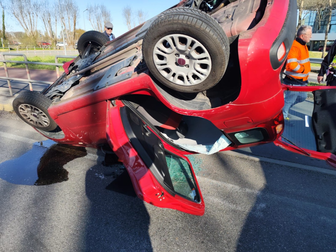 Incidente sulla Circonvallazione dell’Idroscalo: l’auto si ribalta dopo un tamponamento