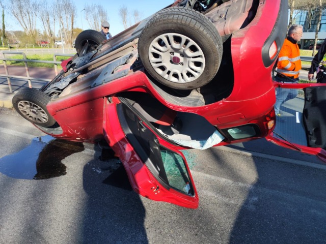 Incidente sulla Circonvallazione dell’Idroscalo: l’auto si ribalta dopo un tamponamento
