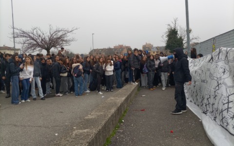 Presidio all’istituto Bellisario di Inzago, la protesta degli studenti
