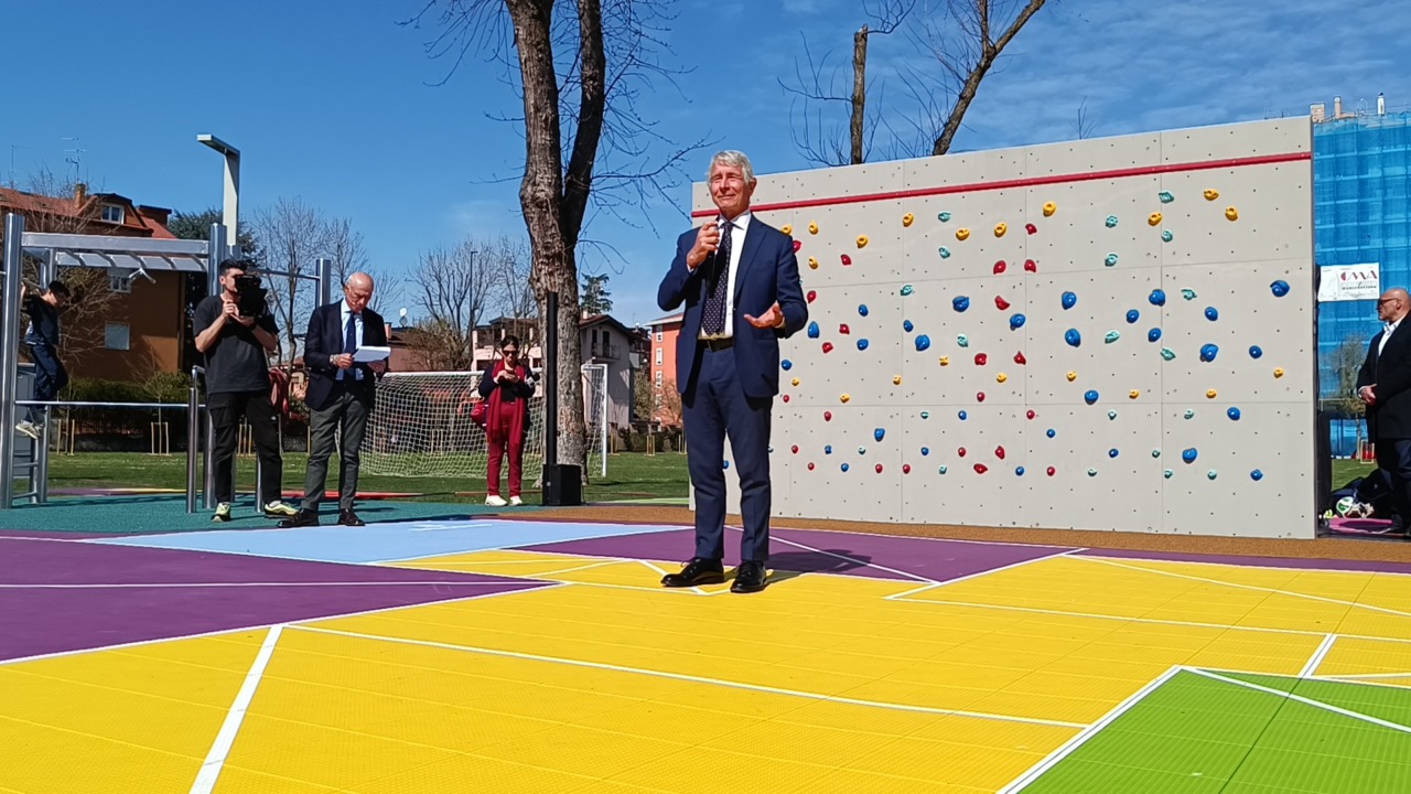 Il ministro Andrea Abodi ha inaugurato lo spazio di sport playground