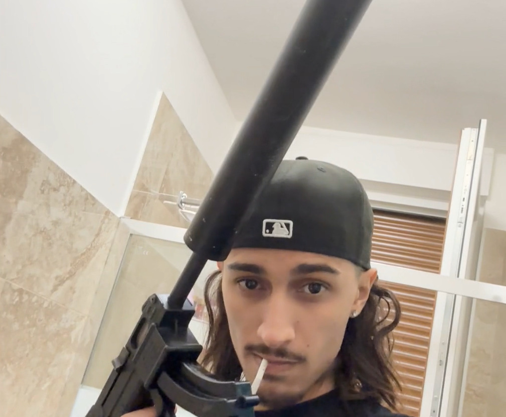 Armi da guerra e violenza: l’arsenale di Baby Gang non serviva solo per le sue canzoni