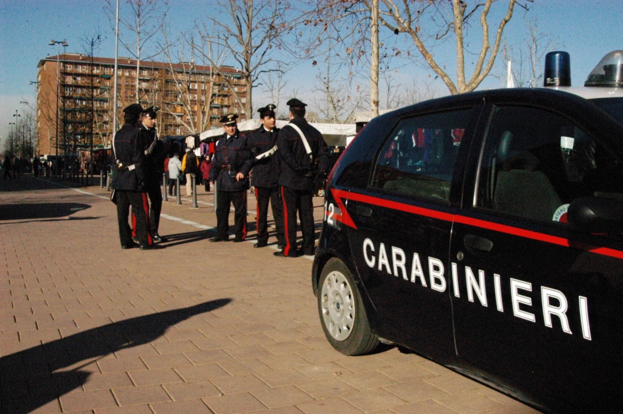 Dispiegamento di Carabinieri in piazza del Mercato: presidio per il banchetto