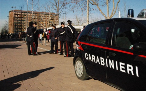 Dispiegamento di Carabinieri in piazza del Mercato: presidio per il banchetto
