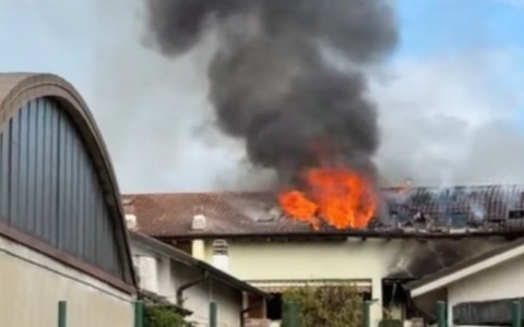 Scoppia l’incendio sul balcone, quattro appartamenti inagibili e 12 sfollati