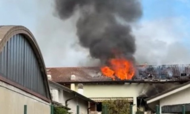Scoppia l’incendio sul balcone, quattro appartamenti inagibili e 12 sfollati