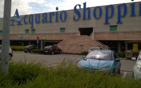 Ruba vestiti al centro commerciale: beccato prima ancora di essere denunciato