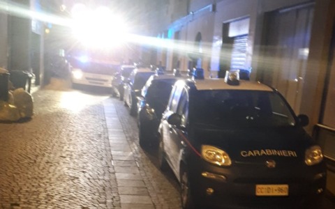 Aggredito con una bottiglia rotta: rapinato di soldi e cellulare