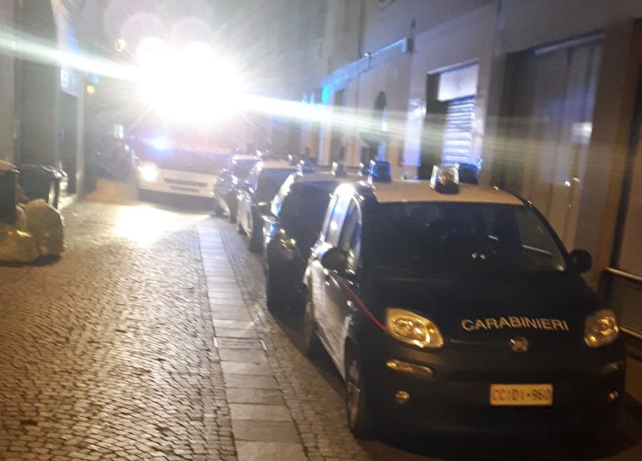 Aggredito con una bottiglia rotta: rapinato di soldi e cellulare