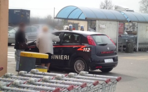 Scappa con la spesa da 1.500 euro al supermercato: ad aspettarlo i Carabinieri