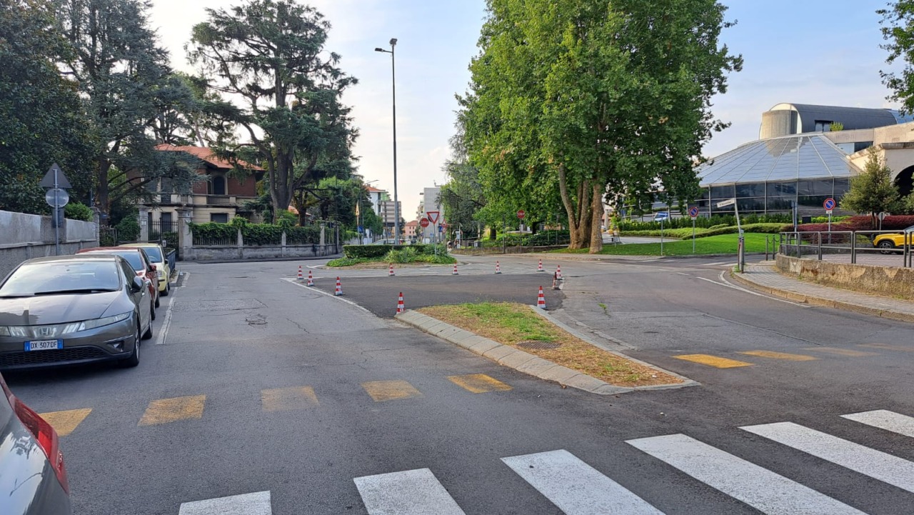 Asfaltature in corso: chiude al traffico la rotatoria dell’Arcadia