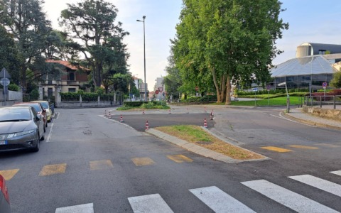 Asfaltature in corso: chiude al traffico la rotatoria dell’Arcadia